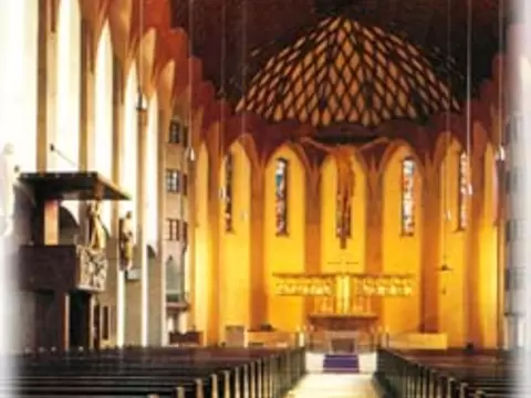 Die kath. Stadtpfarrei St. Anton liegt im Augsburger Stadtteil Antonsviertel, direkt neben dem Wittelsbacher Park.