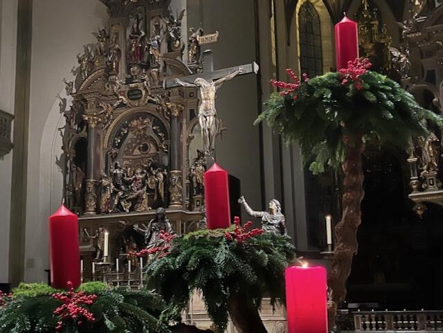 "Wurzel Jesse" - Adventskranz in der Basilika. (Foto. Donata Demartin)