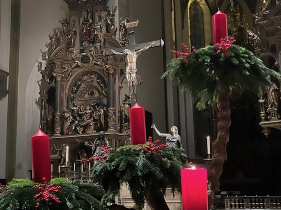 "Wurzel Jesse" - Adventskranz in der Basilika. (Foto. Donata Demartin)