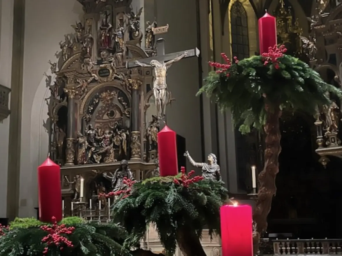 "Wurzel Jesse" - Adventskranz in der Basilika. (Foto. Donata Demartin)