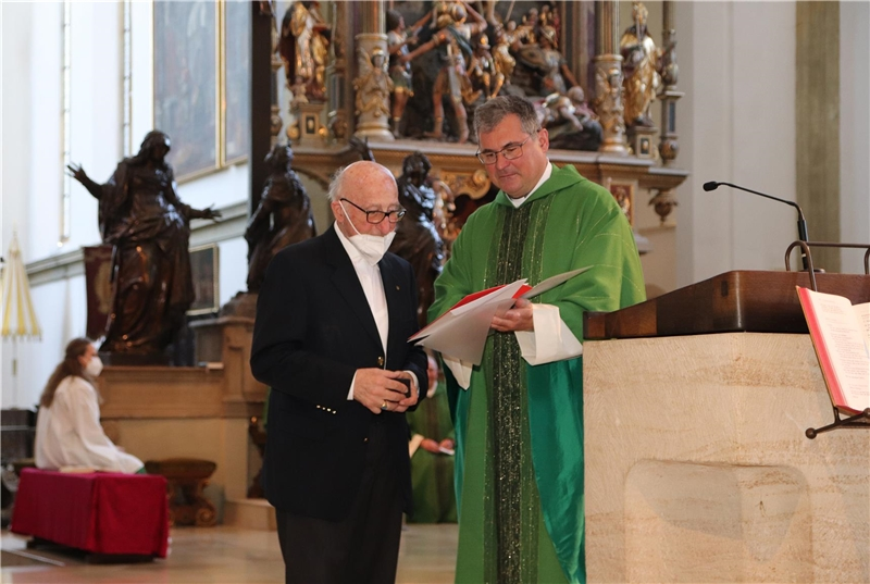 Domkapitular Magg bei der Verleihung des Preises an Helmut Meier. (Foto: Bernhard Gattner/DiCV)