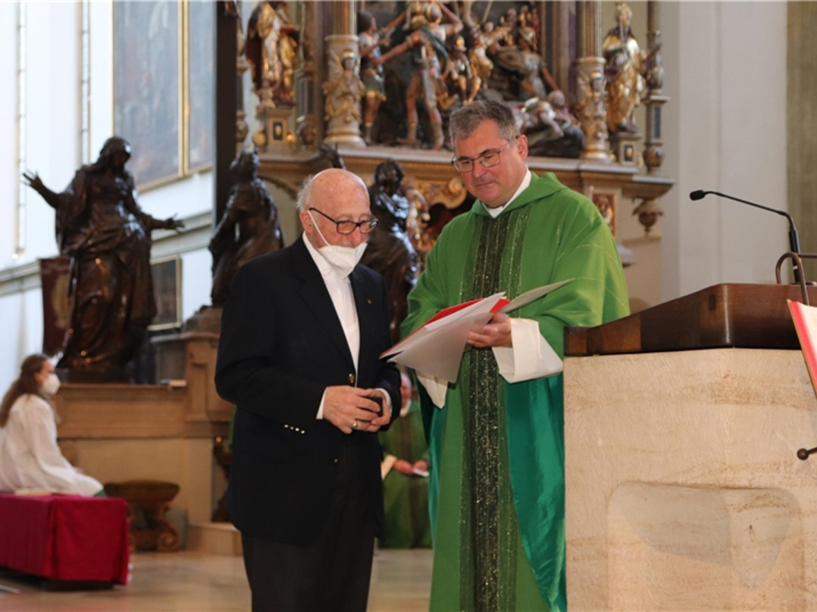 Domkapitular Magg bei der Verleihung des Preises an Helmut Meier. (Foto: Bernhard Gattner/DiCV)
