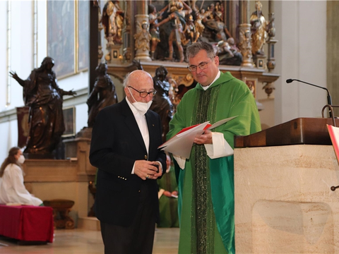 Domkapitular Magg bei der Verleihung des Preises an Helmut Meier. (Foto: Bernhard Gattner/DiCV)