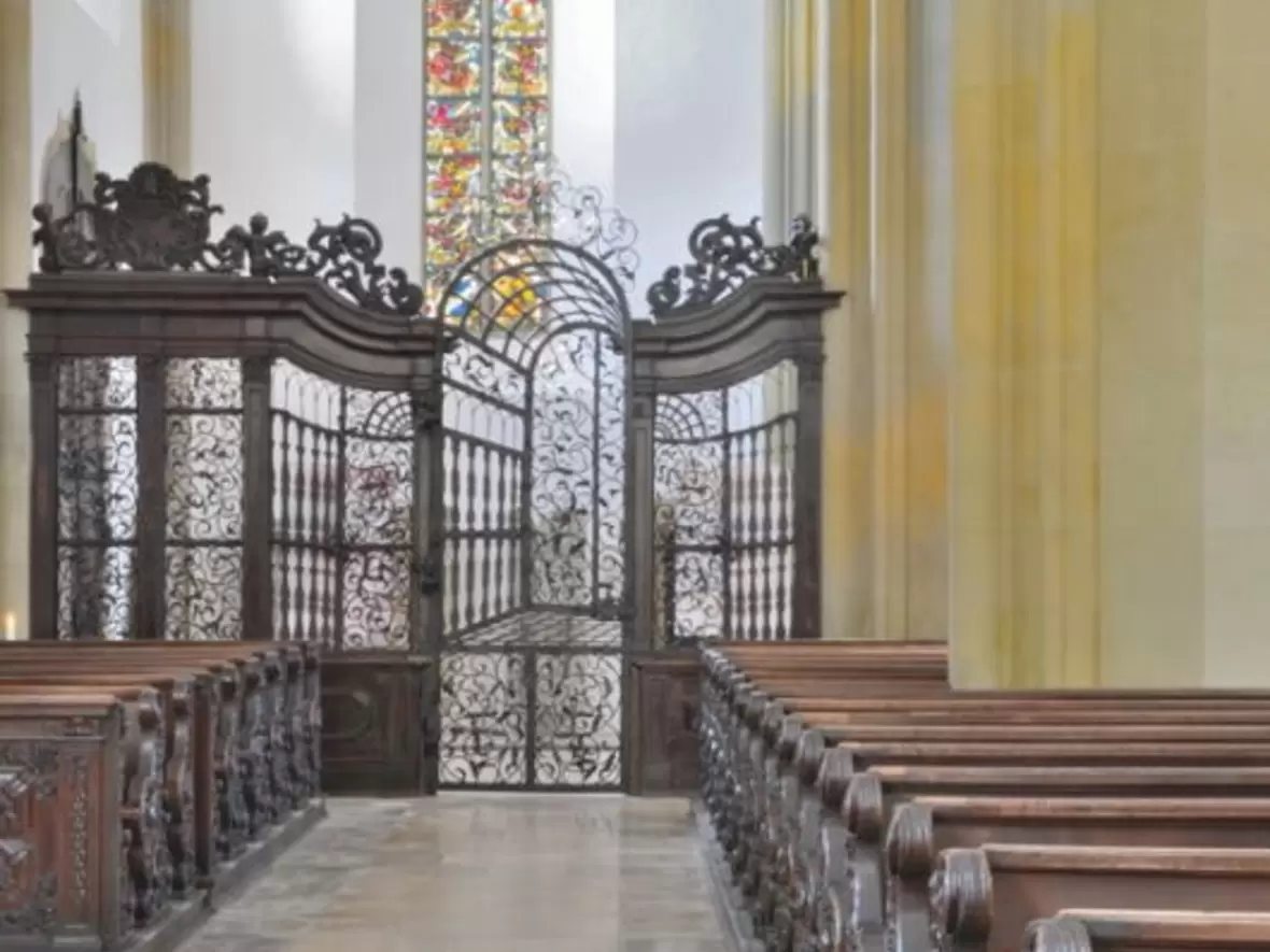 Rechtes Seitenschiff in St. Ulrich und Afra mit Blick Richtung Westen