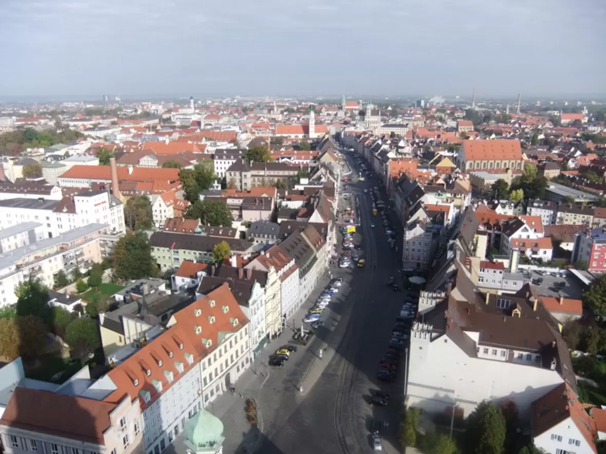 Blick vom Turm auf die Stadt mit der Maximilianstraße