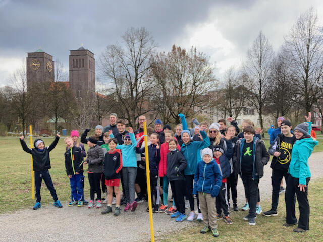 Begeisterte Läuferinnen und Läufer beim Start des Spendenlaufs (Foto: Karl-Georg Michel)