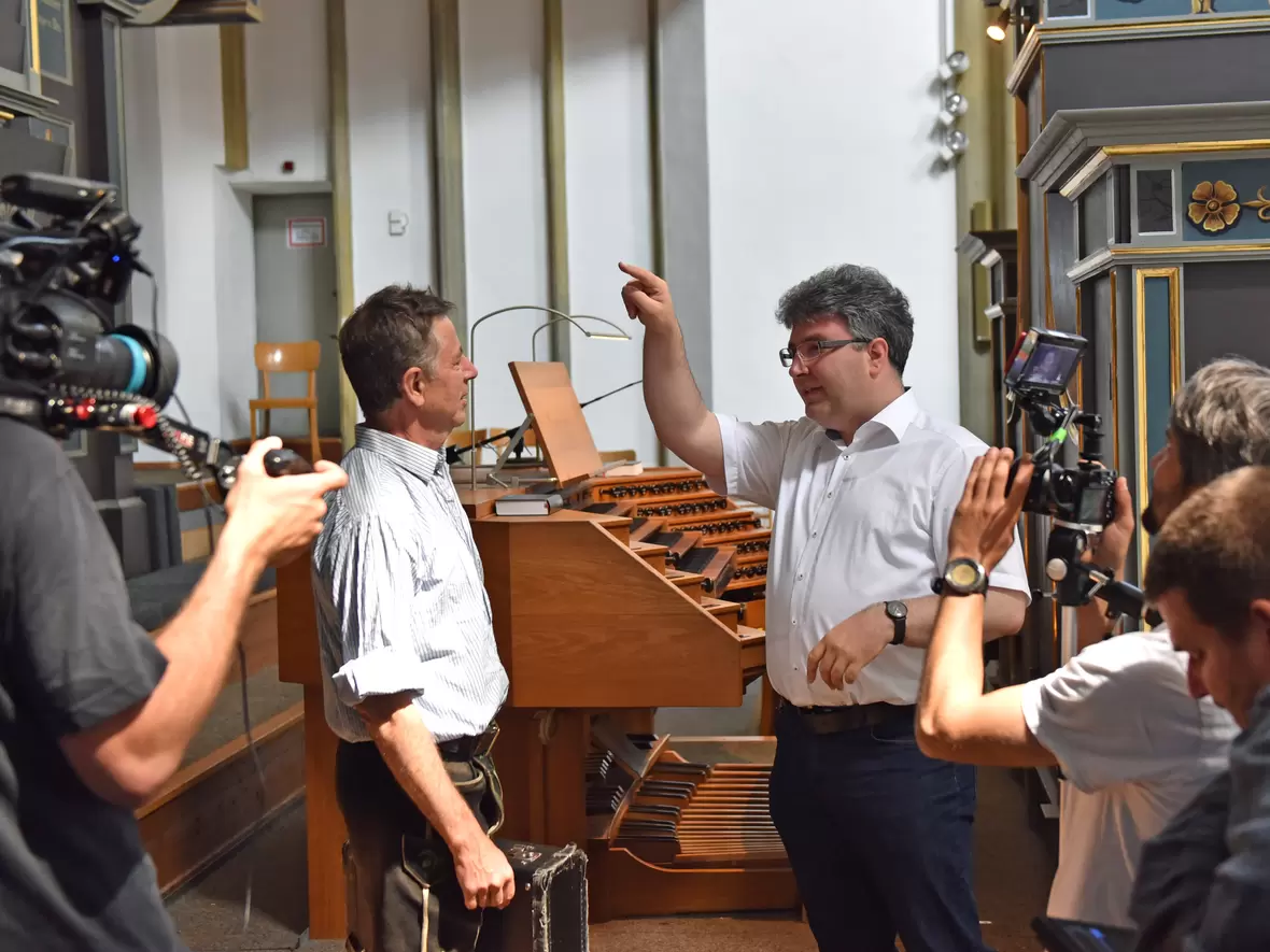 Peter Bader, Direktor unserer Kirchenmusik, hier bei Dreharbeiten mit Stofferl Well für das Bayerische Fernsehen (Foto: Nicolas Schnall/pba)
