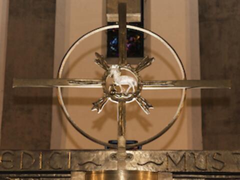 Osterlamm am Hochaltar von St. Anton (Foto: Anita Deisling)