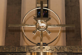 Osterlamm am Hochaltar von St. Anton (Foto: Anita Deisling)