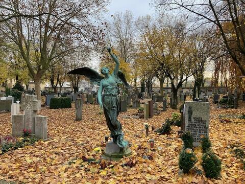 Der katholische Hermanfriedhof: Ort der Hoffnung auf Vollendung im Dunkel des Todes. (Foto: Karl-Georg Michel)