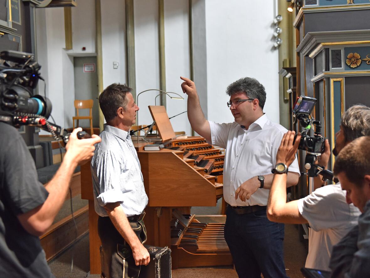 Peter Bader, Direktor unserer Kirchenmusik, hier bei Dreharbeiten mit Stofferl Well für das Bayerische Fernsehen (Foto: Nicolas Schnall/pba)
