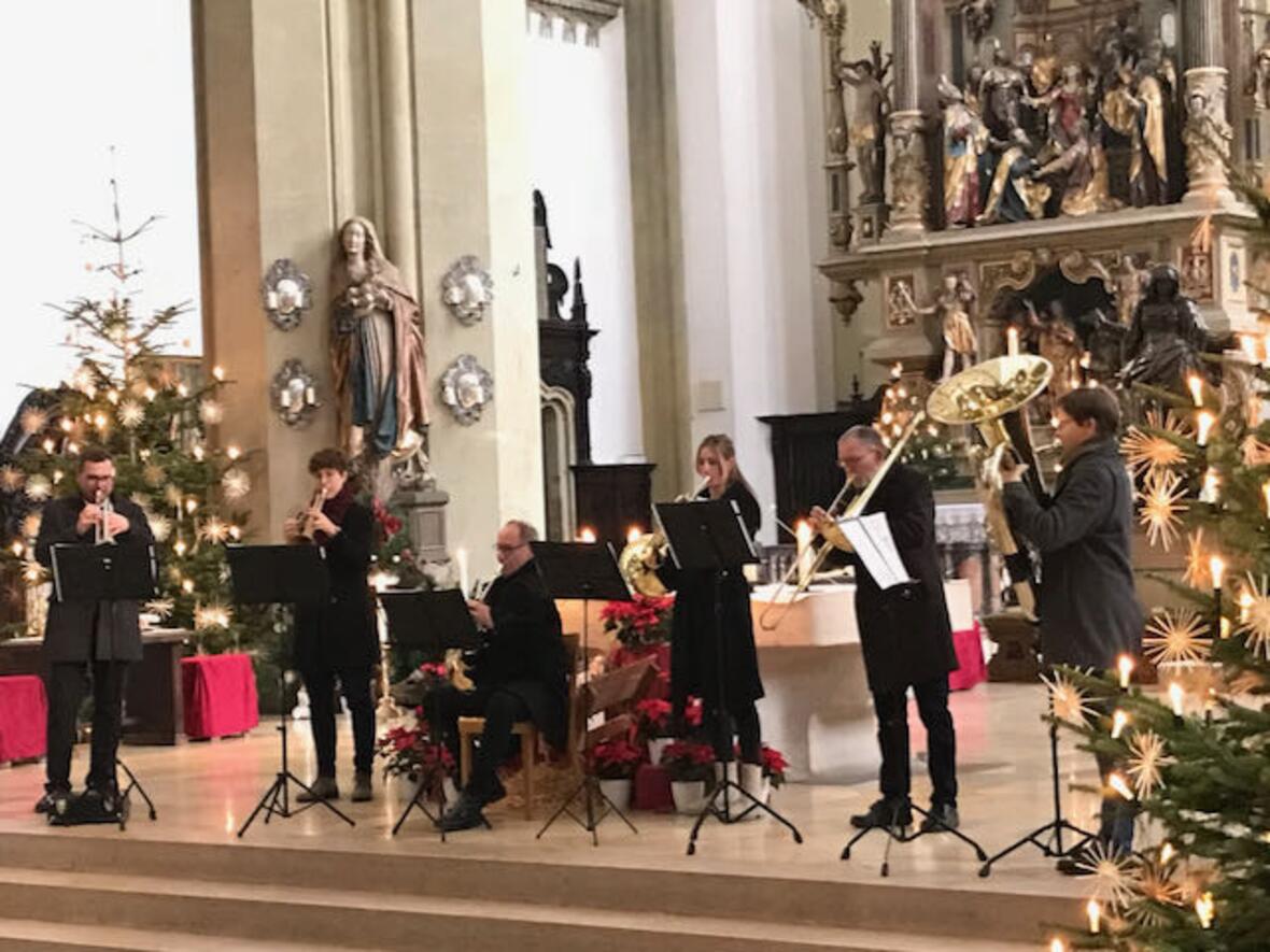 Die Ulrichsbläser während eines Konzerts zur Weihnachtszeit, Dez. 2022