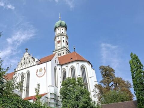 basilika_aussen-mit-sonnenuhr_moritz-heger
