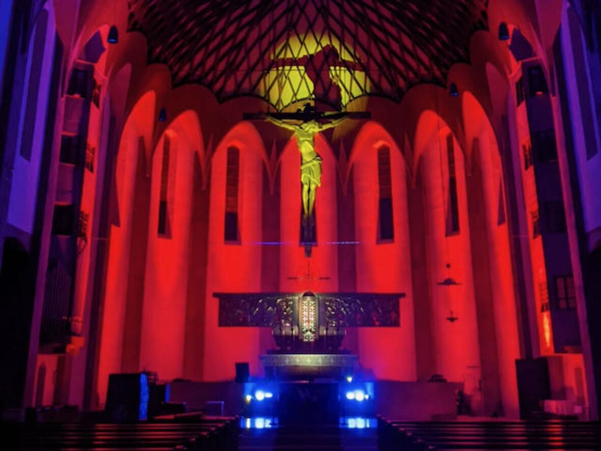 Der Innenraum von St. Anton - Illuminiert während der Langen Andacht der Kirchenmusik. (Foto: Marco Wanner)
