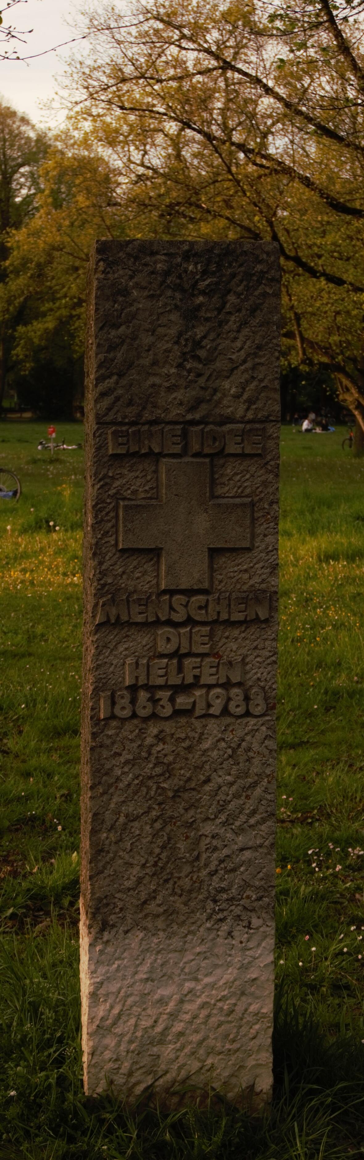 Der Rot-Kreuz-Stein steht im Wittelsbacher Park nahe Ecke Imhof-/Moltkestraße