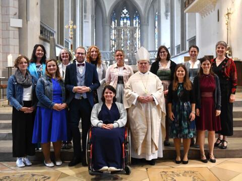 Dreizehn neue pastorale Mitarbeiterinnen und Mitarbeiter hat Bischof Dr. Bertram Meier am heutigen Samstag in ihren Dienst ausgesendet. (Fotos: Maria Rösch/pba)