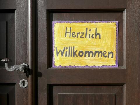 Willkommen (Symbolfoto: Elfriede Klauer, in: pfarrbriefservice.de)