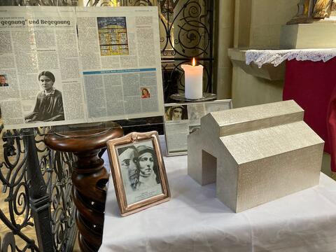 Das Reliquiar der hl. Edith Stein befindet sich normalerweise unter dem Altar der Michaelskapelle (Foto: Karl-Georg Michel)