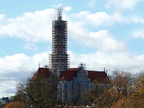 Von unten bis oben eingerüstet: Der Afra-Turm der Basilika (Foto: Donata Demartin)