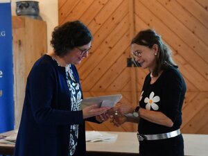 Ina Wöhrl (rechts) und Angelika Maucher bei der Überreichung der Plakette (Foto: Maria Rösch)