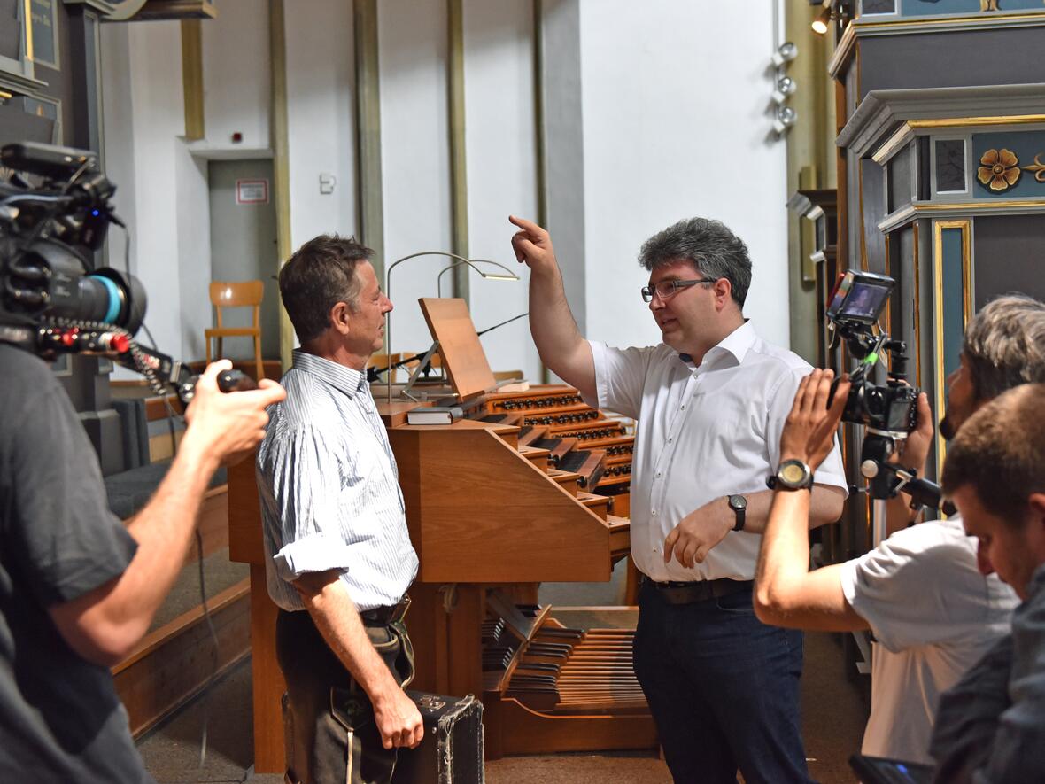 Peter Bader, Direktor unserer Kirchenmusik, hier bei Dreharbeiten mit Stofferl Well für das Bayerische Fernsehen (Foto: Nicolas Schnall/pba)