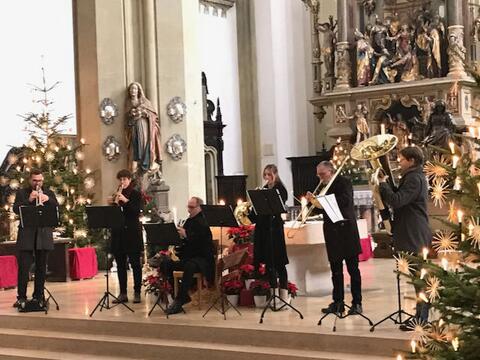 Die Ulrichsbläser während eines Konzerts zur Weihnachtszeit (Dez. 2022, Foto: Donata Demartin)