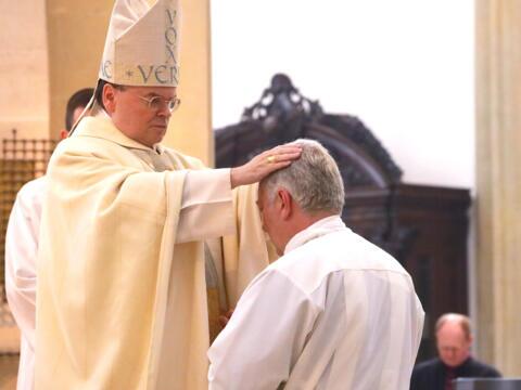 Herbert Kramert bei der Diakonenweihe durch Bischof Bertram (Foto: Annette Zoepf/pba)