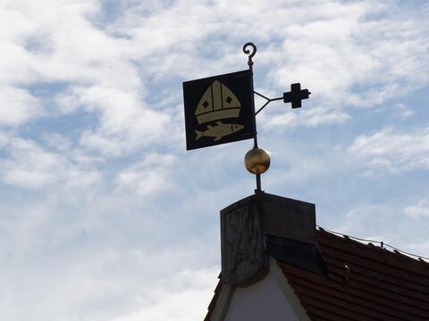 Diese Fahne ziert das Dach das Pfarrhauses von St. Ulrich und Afra (Foto: Karin Demartin)
